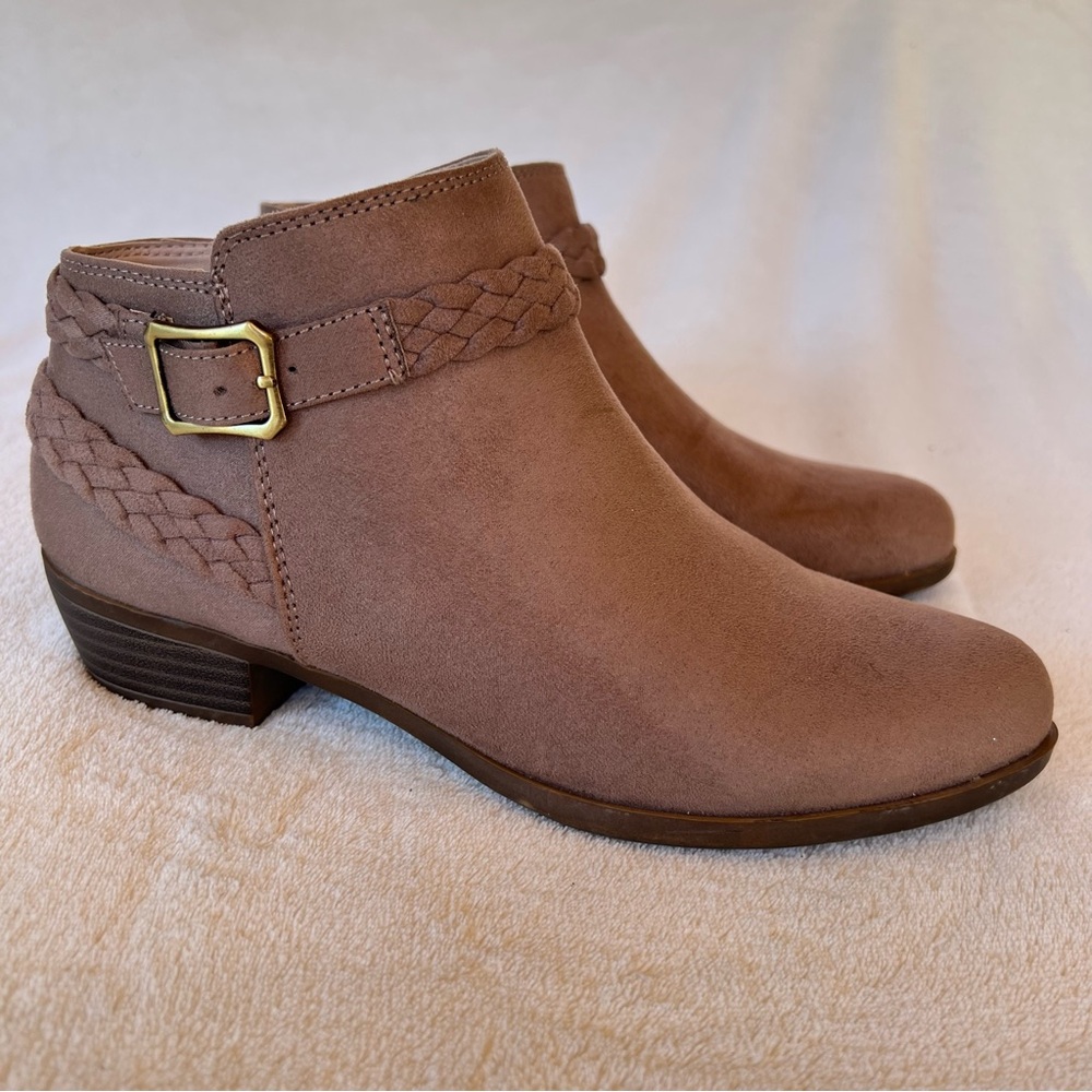 LIFESTRIDE ADRIANA FAUX SEUDE BROWN BRAIDED ZIPPER BOOTIE SIZE 9M LOW HEEL